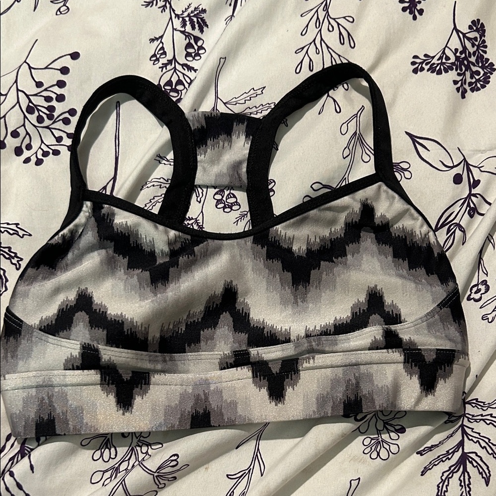 Stylish Zigzag Sports Bra in Black and Gray